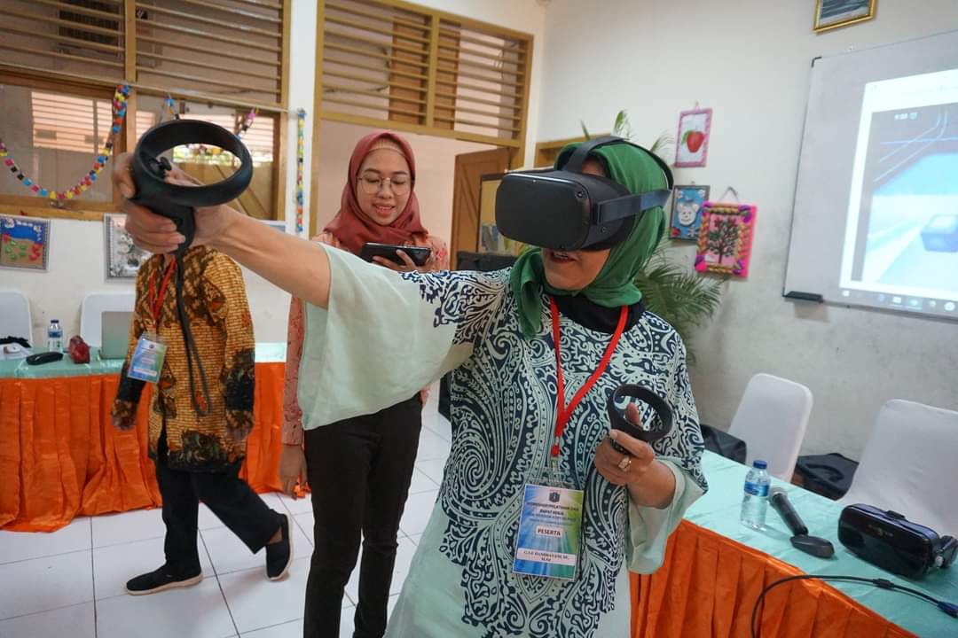 millealab's tweet photo. Rupanya Ibu guru sedang menikmati mengajar di dunia VR. Di mana muridnya dapat berbentuk gorila , unta, bahkan alien kepiting. 

#VirtualReality #virtualeducation #millealab #vrindonesia #vr #vredu
#edtech #education #sekolah https://t.co/cE0e4vWmiR https://t.co/qwjMbmoOe8