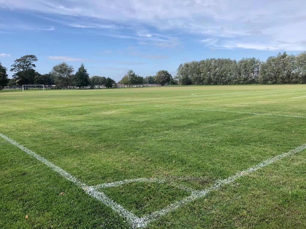 Fcbootle's tweet image. What a job @ERGardens has done with our pitch @lspactivesefton 👏👏👏👏 - get on him 

The boys can't wait to get going today 

⚪⚫💚