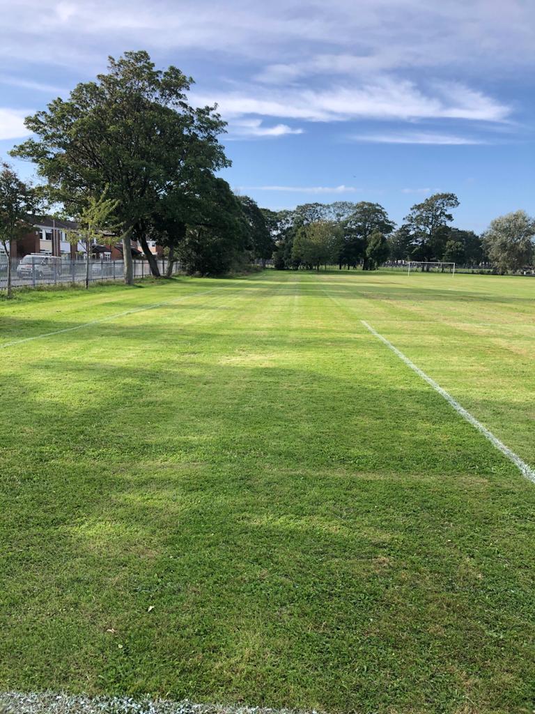 Fcbootle's tweet image. What a job @ERGardens has done with our pitch @lspactivesefton 👏👏👏👏 - get on him 

The boys can't wait to get going today 

⚪⚫💚