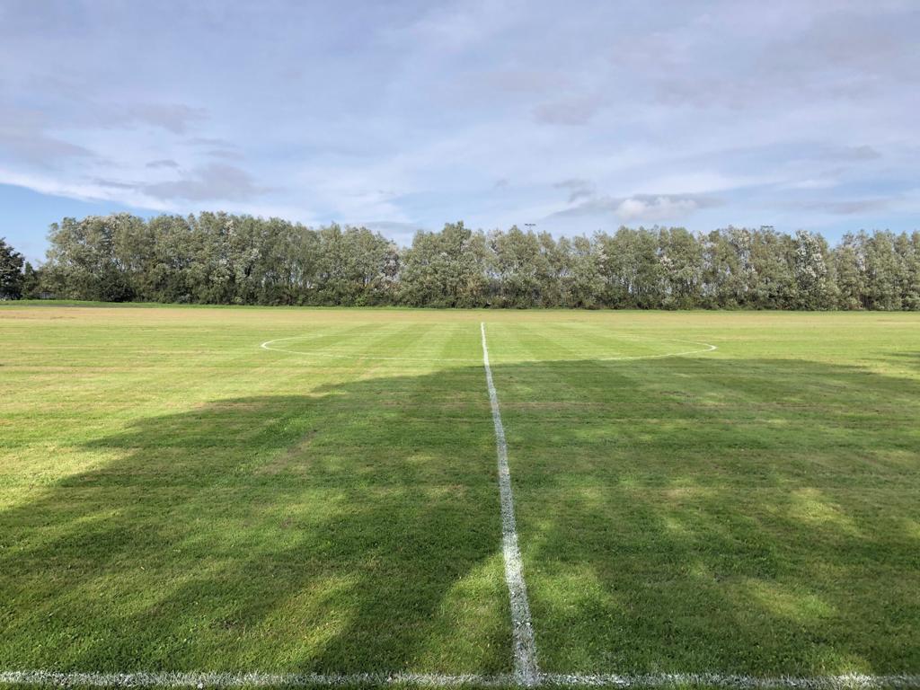 Fcbootle's tweet image. What a job @ERGardens has done with our pitch @lspactivesefton 👏👏👏👏 - get on him 

The boys can't wait to get going today 

⚪⚫💚