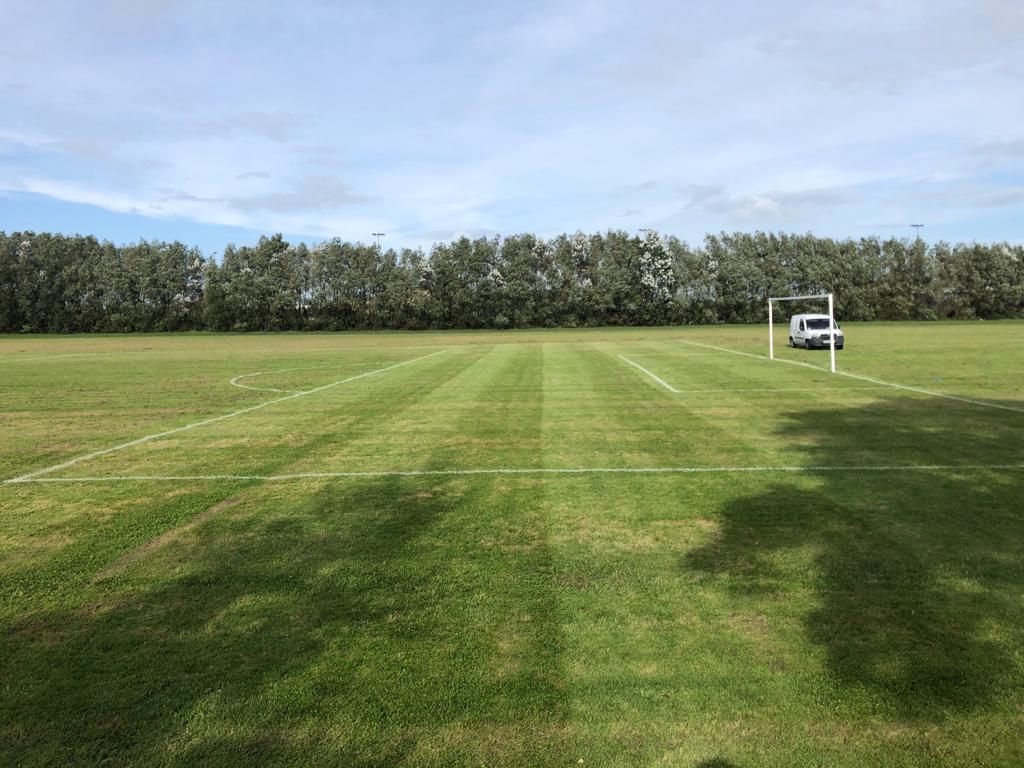 Fcbootle's tweet image. What a job @ERGardens has done with our pitch @lspactivesefton 👏👏👏👏 - get on him 

The boys can't wait to get going today 

⚪⚫💚