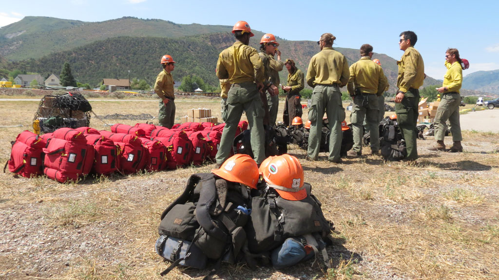 fire_grizzly's tweet photo. There are 472 firefighters working on the 32,464-acre #GrizzlyCreekFire. For the 6th straight day, there was no growth. Containment is 83%. Resources assigned:
• 7 crews
• 4 helicopters
• 29 engines
• 6 dozers
• 4 water tenders
• 1 skidgine
• 6 excavators
•  1 chipper https://t.co/QeAm5Sbrnc