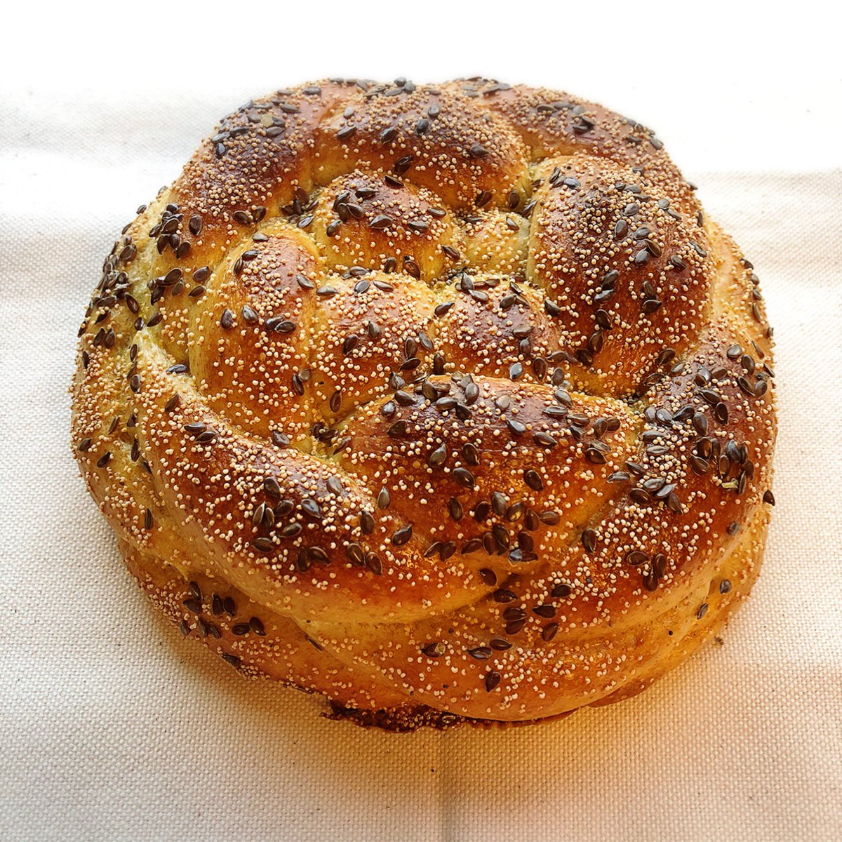 koguremiwazow's tweet photo. My 17th #Challah on #shabes
Practiced Rose Challah for #RoshHashanah
ユダヤ暦では9/18に新年。新年のハラーブレッドにはとても素晴らしい意味が込められた丸い形に作られるそうで、これは薔薇を模したもの。前もって練習しました😊 https://t.co/BYE78SByeF