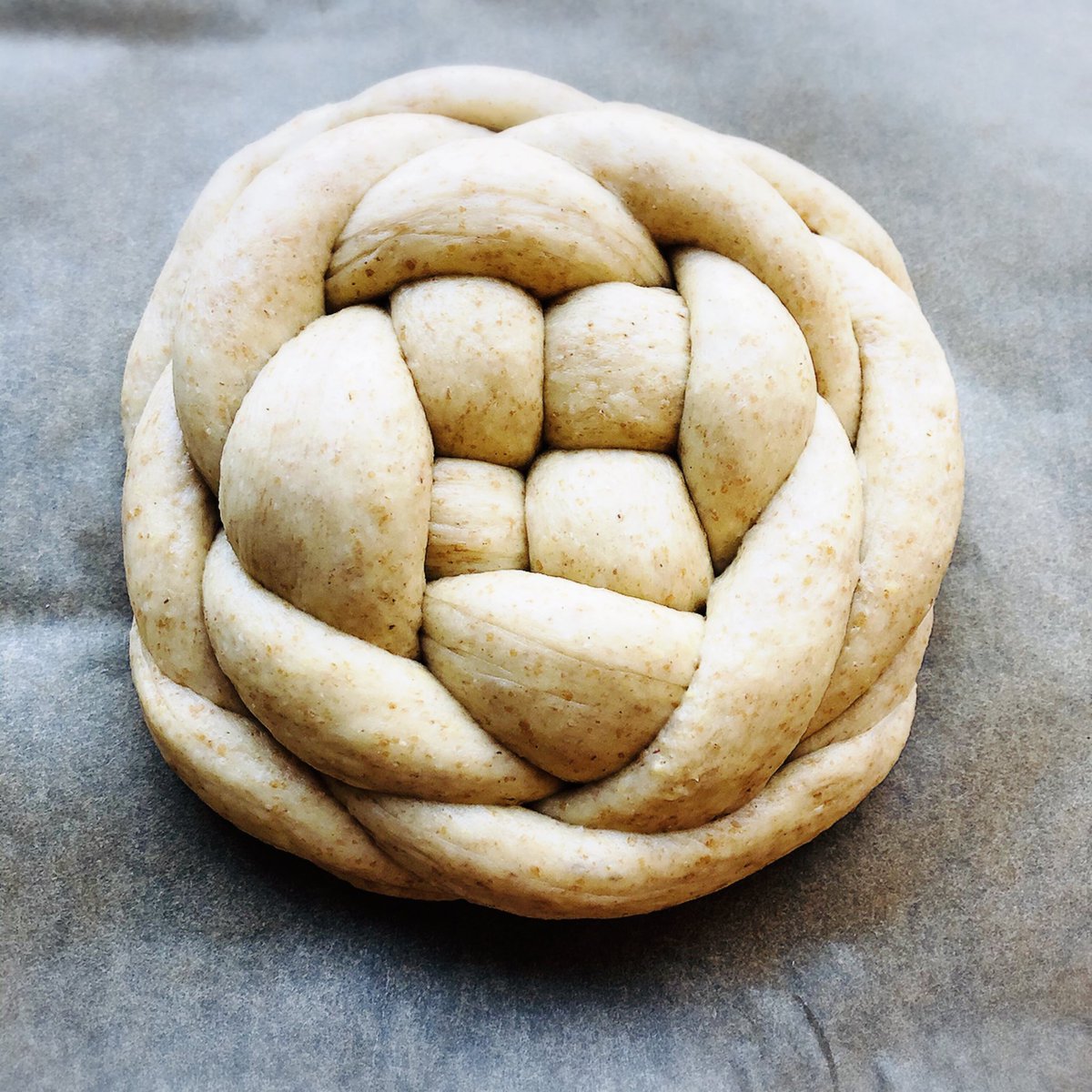 koguremiwazow's tweet photo. My 17th #Challah on #shabes
Practiced Rose Challah for #RoshHashanah
ユダヤ暦では9/18に新年。新年のハラーブレッドにはとても素晴らしい意味が込められた丸い形に作られるそうで、これは薔薇を模したもの。前もって練習しました😊 https://t.co/BYE78SByeF