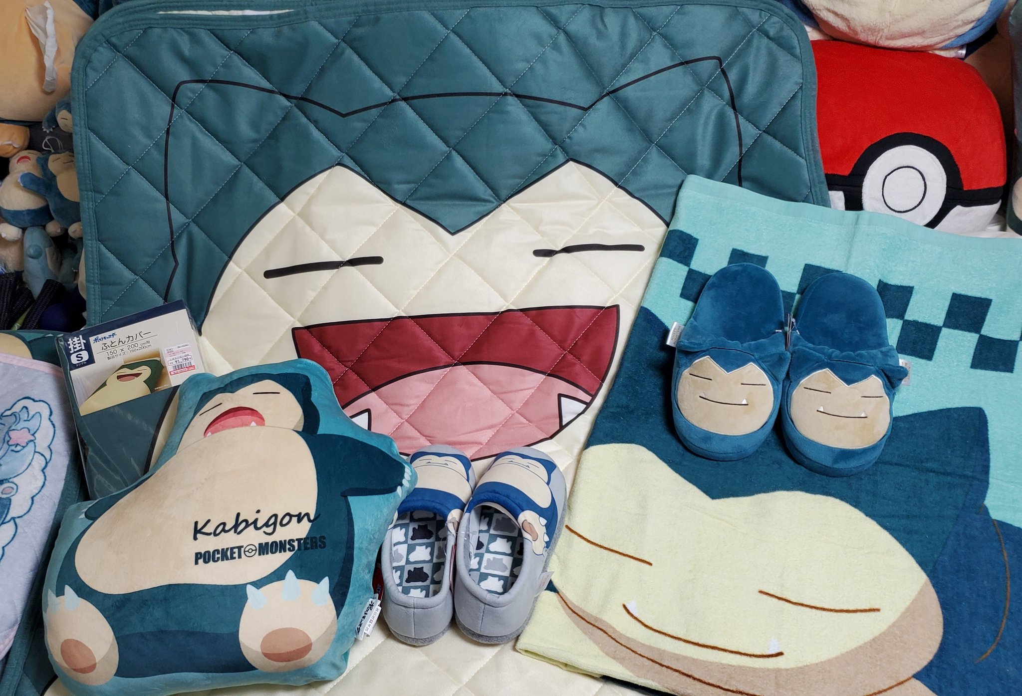 ぐりふ しまむら3店舗回ってカビゴングッズ買ってきました しまむらって基本一品しか置いてないから売ってたら即買わないと売り切れる ベッド周りがカビゴンいっぱいになって気持ち良く寝れそう ー ポケモン カビゴン しまむら