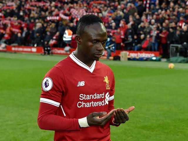AfricaStoryLive's tweet photo. Sadio Mané paid €270,000 to build a school in his village, Bambali in Senegal. He also built a hospital for his people.

He shares 50,000 CFA Francs to different families in his village every month. Top guy 👏🏿 👏🏿 https://t.co/ZCulG2aaZY