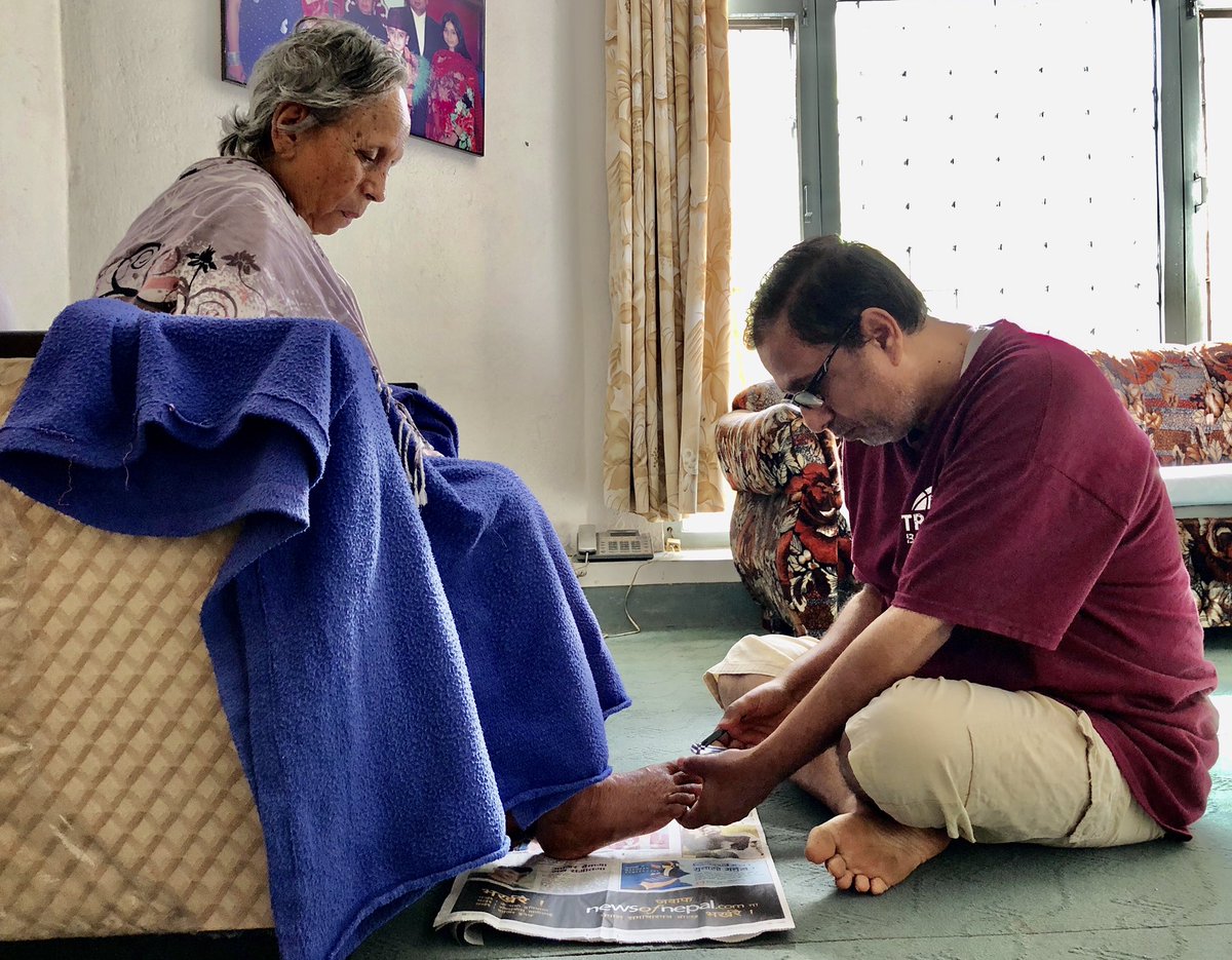 rajunepal's tweet photo. खुशी आमाको भाग्यमानी छोरो । 

म सानो हुँदा मेरी आमाले यसैगरी मेरो हात खुट्टाका नङ्ग काटिदिने र कपाल कोरिदिने गरिदिनुहुन्थ्यो । https://t.co/rJ70TiFVjP