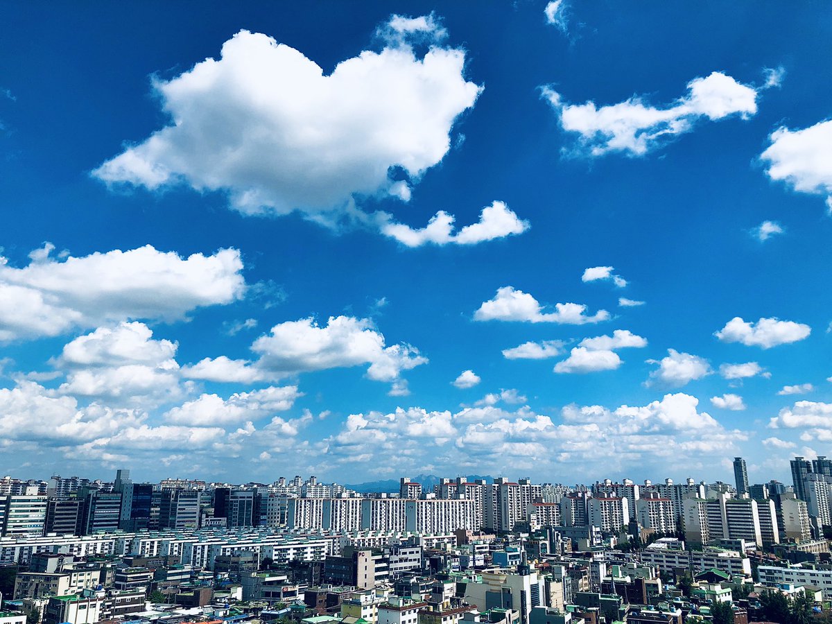 EJJung331's tweet photo. 집에서 볼 수 있는건 하늘밖에 없네.
어제의 하얗고 몽글몽글한 솜사탕 구름.
하루하루.
일상의 소중함을 깨닫는 순간들. https://t.co/A4AmT5u8JS