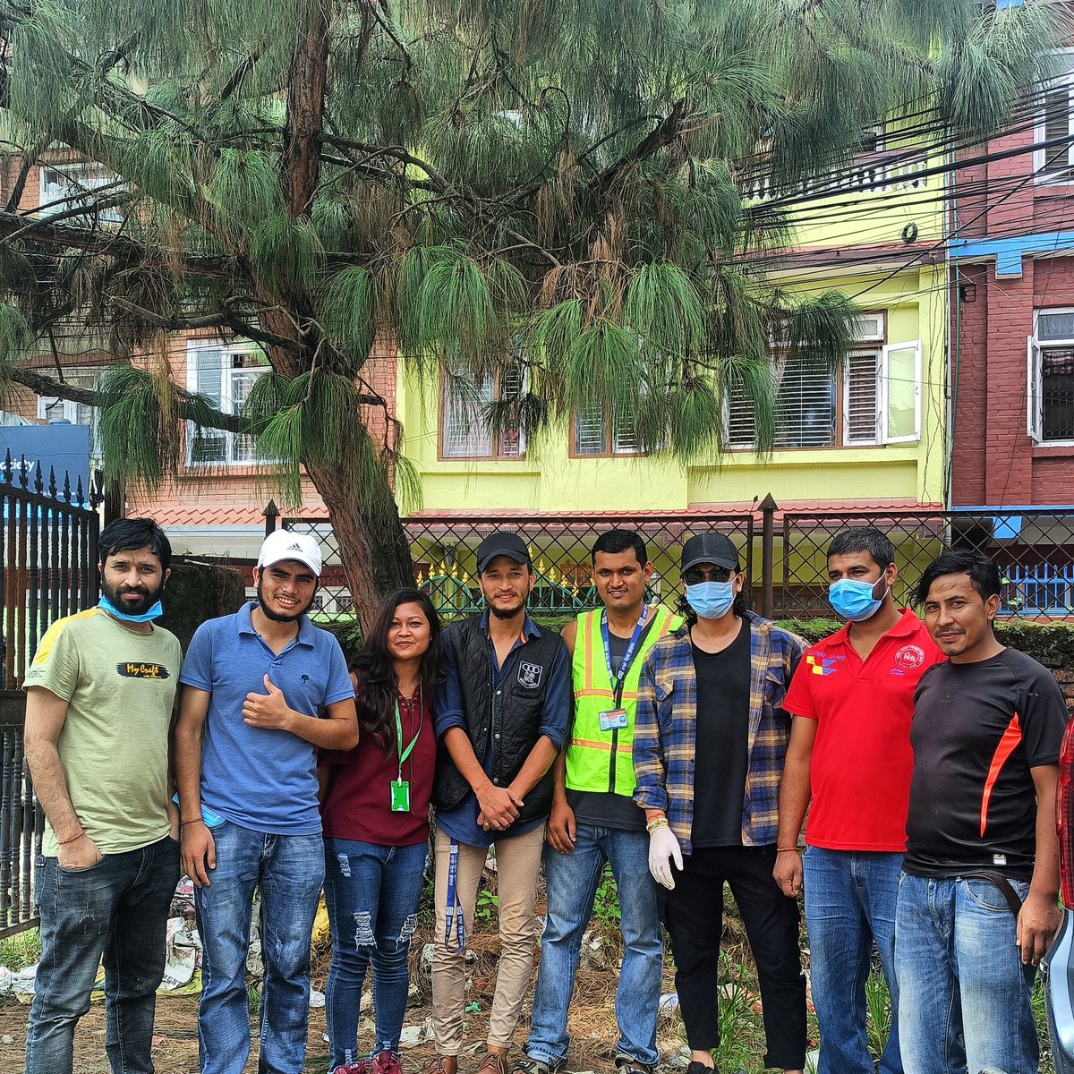 HamroteamNepal's tweet photo. #hamroteamnepal with star actor @ #paul_Shah 🙏
After food distribute in ratnpark
#hamroteamnepal
#helpforneedypeople
#ratnapark https://t.co/bx4Qsb1OiV