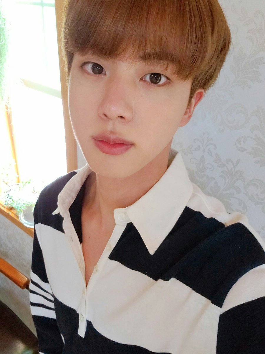 kimchijeon_1's tweet photo. #KIMSEOKJIN Seokjinie ganteng penyanyi billboard rank no 1 #1SINGER okeeeππππππ #MASGANTENG #Billboard https://t.co/wwyoDNNZu4