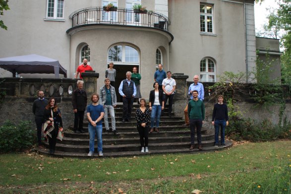 Gestern fand der Gesellschaftsabend der Jungen BWG im Garten des Hauses der BWG statt. Ein gelungener Abend mit einer lebhaften Podiumsdiskussion zum Thema "Big Data als Ressource der Forschung – Aktuelle Perspektiven“ und gemeinsamen Grillen!