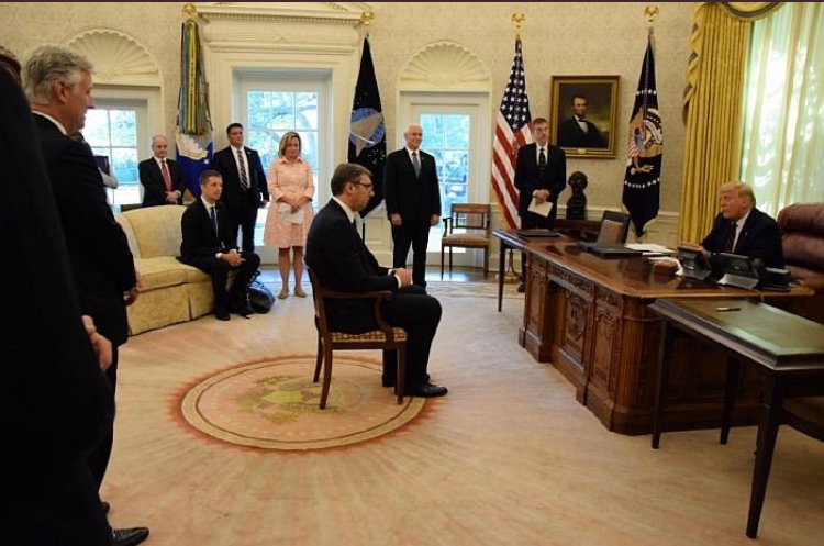 Колку понижувачка фотографија.
Незнам дали вакво седење, како ученик на рибање кај директорот во школо, е својствена за дипломатијата.
Дали вака го седнаа кај брат Путин или кај брат Си Џи Пинг?