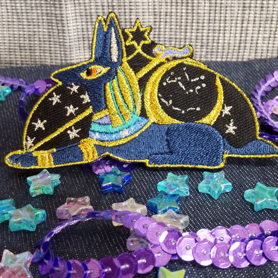 ট ইট র Michimo Craft Shop Kanzar Koboさんの作品 アヌビスライラのブローチです エジプト神話の神アヌビスと夜の星空という二つのテーマから作られた作品です Michimo Handmade ハンドメイド Kanzarkobo 刺繍 ブローチ アクセサリ シュール