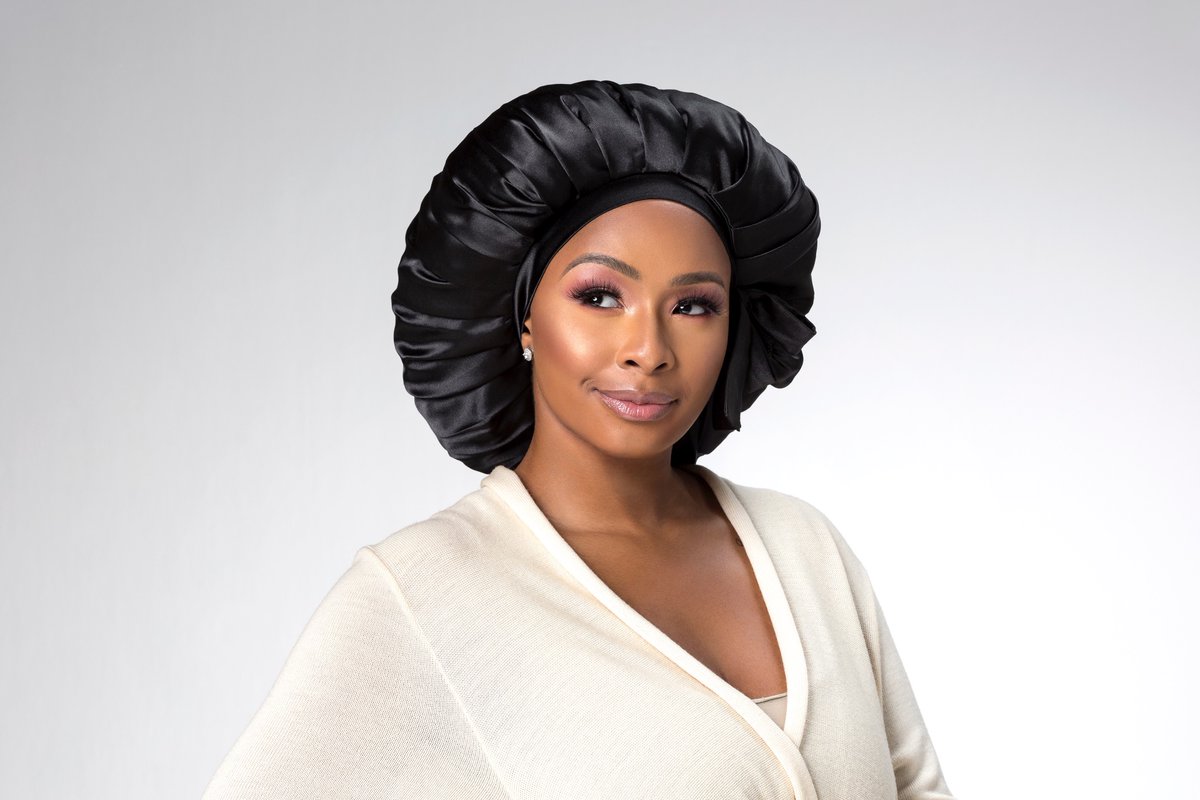 Isn’t she lovely? 😍💎

Be one of the first 1000 to purchase a bottle of Boity Pink Sapphire Eau de Parfum and receive the limited edition Regal Glam Bonnet. haloheritage.com
 
#BoityPinkSapphire