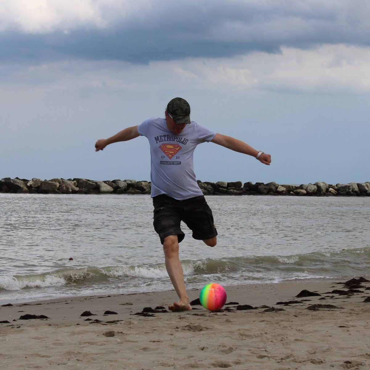 Hello my friends!!😊I spent a few days in search of normality ... And I discovered that for an old Italian boy it is playing football on the beach with his daughter!⚽️ Note the athletic gesture!🤣 Have a super weekend!!
📷 Francesca Sammartano