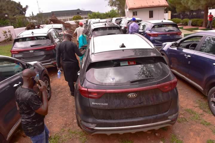 *ONDO LAWMAKERS TAKE DELIVERY OF NEW OFFICIAL CARS AS GOVERNMENT RENOVATES LEGISLATIVE BUILDING.* Lawmakers of the Ondo State House of Assembly have taken delivery of new official cars. m.facebook.com/story.php?stor…