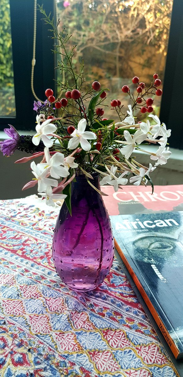 MessyPhakela's tweet photo. A lil' bit of Jasmine and Lavender to brighten up the morning π#OlfactoryOrgasm #HappySaturday #HappySpring https://t.co/cmE87i7zcO