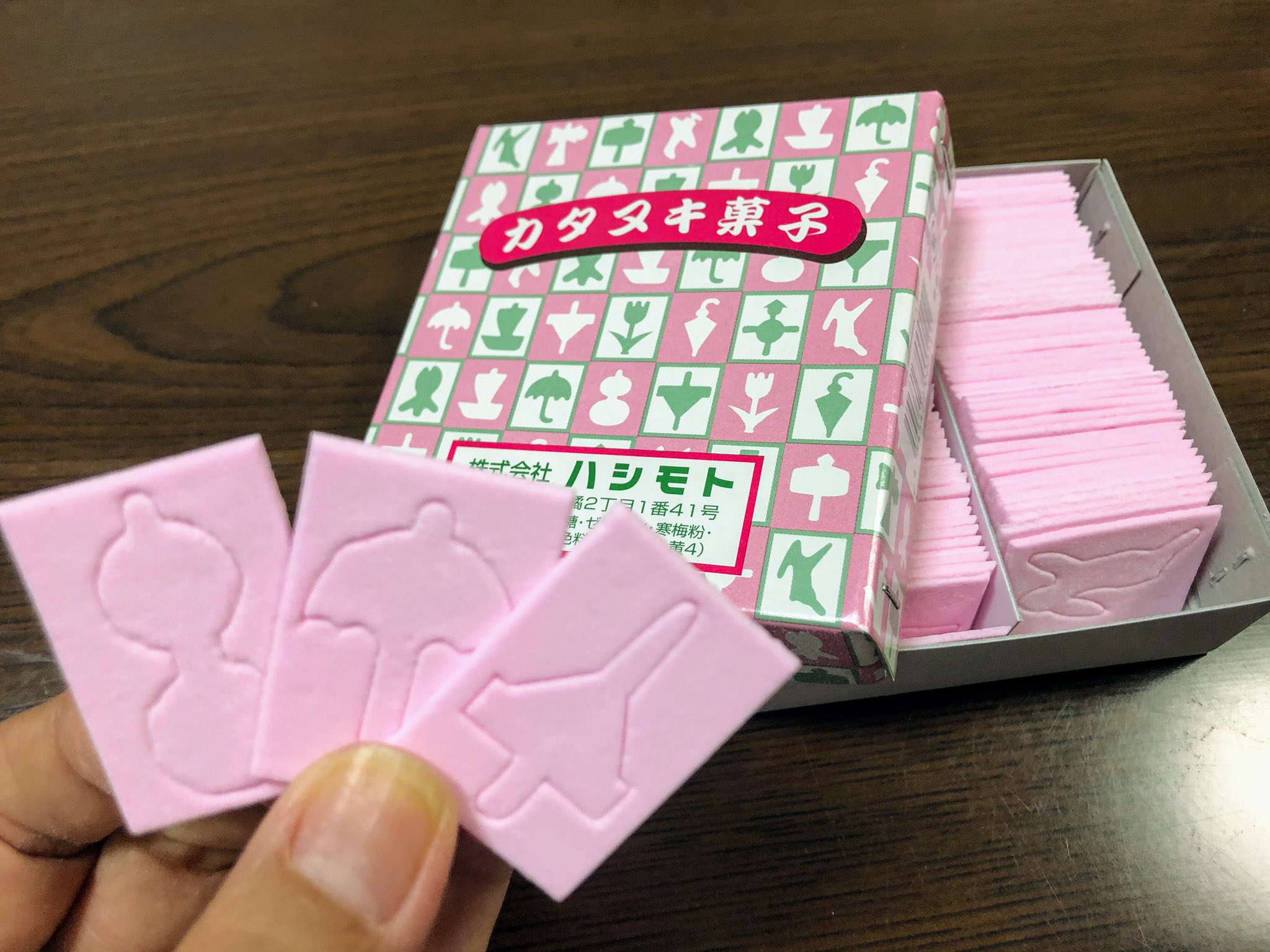 Kaon 花織 今年は夏祭りや縁日が無くて 花火も見れなくて なんかつまんないなぁと思って ちょび っとだけ お祭り気分で懐かしいお菓子買ってみた これ 子どもの頃大好きやってん カタヌキ菓子 型抜き 懐かしの味 T Co D3tf5lpakk Twitter
