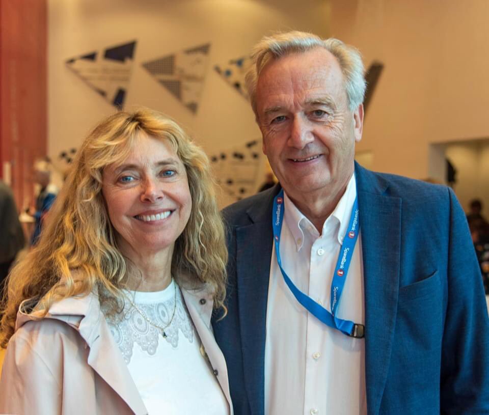 bjornsonfest's tweet photo. Tor-Aksel Busch deltok med sine erfaringer som riksadvokat. Sammen med journalist og rettstegner Ane Hem, og Jørn Øyrehagen Sunde professor i rettshistorie. Samtalen ble ledet av Eva Bratholm. Her bildet av Bitten Tryse og ektemannen  Tor-Aksel Busch.

Foto: ØYSTEIN EIK https://t.co/wG9gHsXTkT