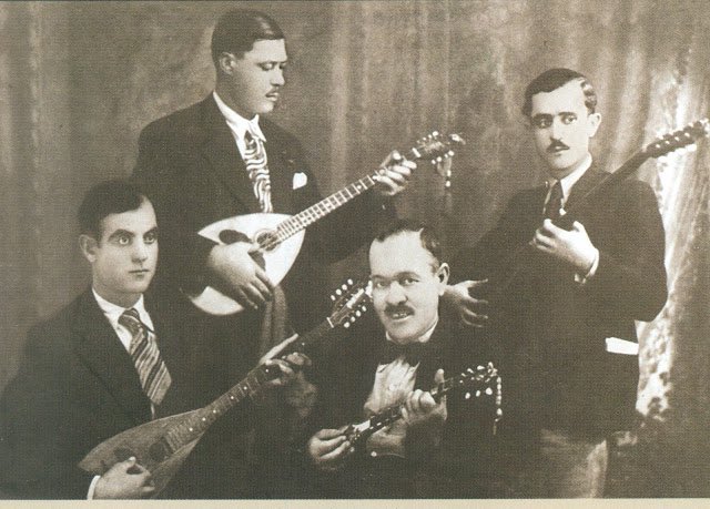What is Rebetiko? (A thread)In 1923, 2 million Greek  refugees (who had never lived in Greece) came to Greece from Asia MinorThey moved into the city slums and brought their eastern style music with themDrugs, prostitution and crime were themes in their songs AND lives