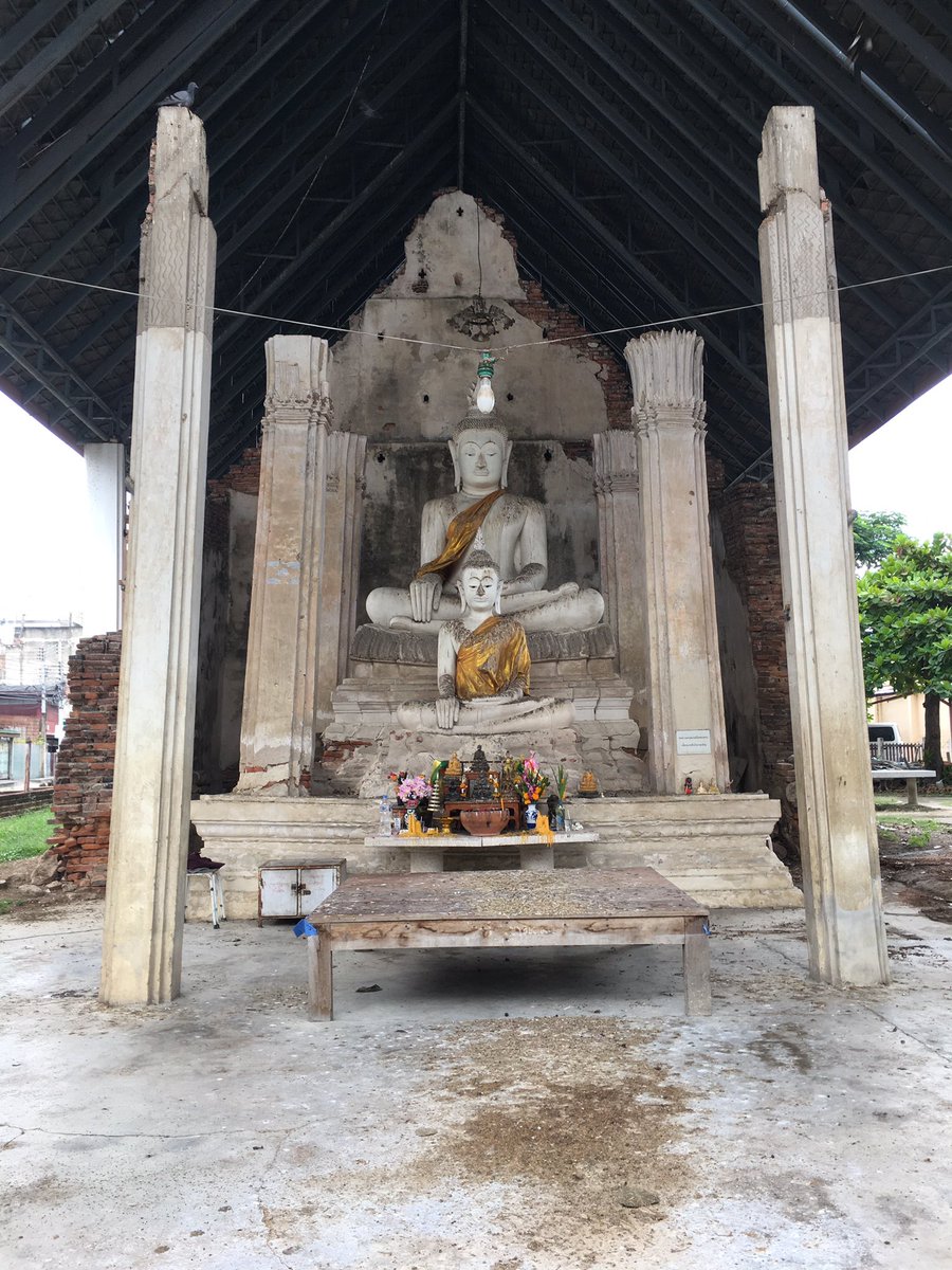 arch_kidyang's tweet photo. วัดไผ่ล้อม จังหวัดเพชรบุรี แม้ตัวอาคารเสื่อมสภาพไปมากแล้ว แต่ยังมองเห็นลวดลายปูนปั้นได้ในหลายส่วน ลายกรวยเชิงใต้บัวหัวเสา ความชดช้อยของซุ้มประตูและจังหวะการวางลายภายในอาคาร บ่งบอกเอกลักษณ์ศิลปะสกุลช่างเมืองเพชรร่วมสมัยกับกรุงศรีอยุธยาตอนปลาย มีโอกาสควรรีบไปชมก่อนที่จะเสื่อมสภาพไป https://t.co/TsfyFtyfVp