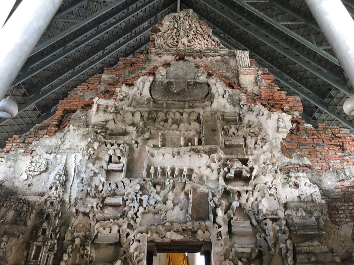 arch_kidyang's tweet photo. วัดไผ่ล้อม จังหวัดเพชรบุรี แม้ตัวอาคารเสื่อมสภาพไปมากแล้ว แต่ยังมองเห็นลวดลายปูนปั้นได้ในหลายส่วน ลายกรวยเชิงใต้บัวหัวเสา ความชดช้อยของซุ้มประตูและจังหวะการวางลายภายในอาคาร บ่งบอกเอกลักษณ์ศิลปะสกุลช่างเมืองเพชรร่วมสมัยกับกรุงศรีอยุธยาตอนปลาย มีโอกาสควรรีบไปชมก่อนที่จะเสื่อมสภาพไป https://t.co/TsfyFtyfVp