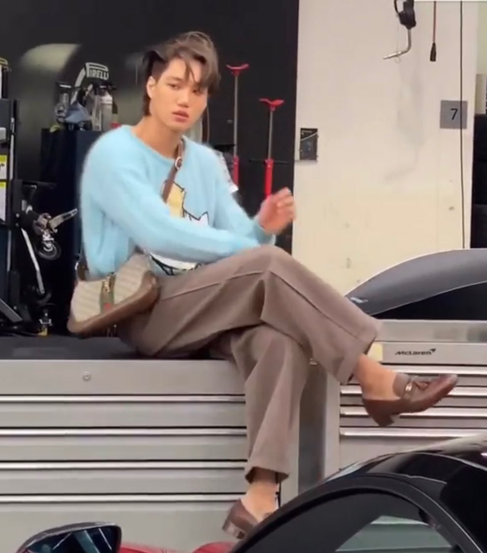lesbiansforkai's tweet photo. THE CROP TOP... THE HAIR... HELP!!! https://t.co/iIcRNDIhOf