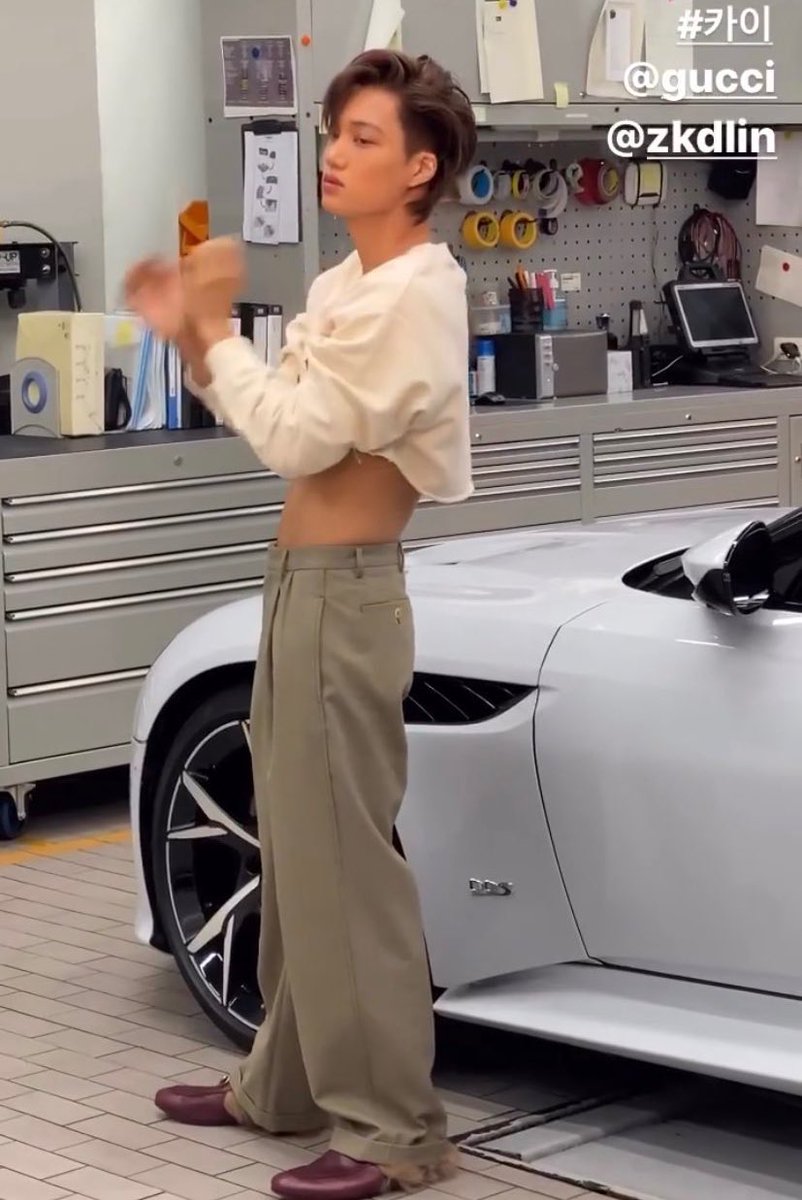 lesbiansforkai's tweet photo. THE CROP TOP... THE HAIR... HELP!!! https://t.co/iIcRNDIhOf
