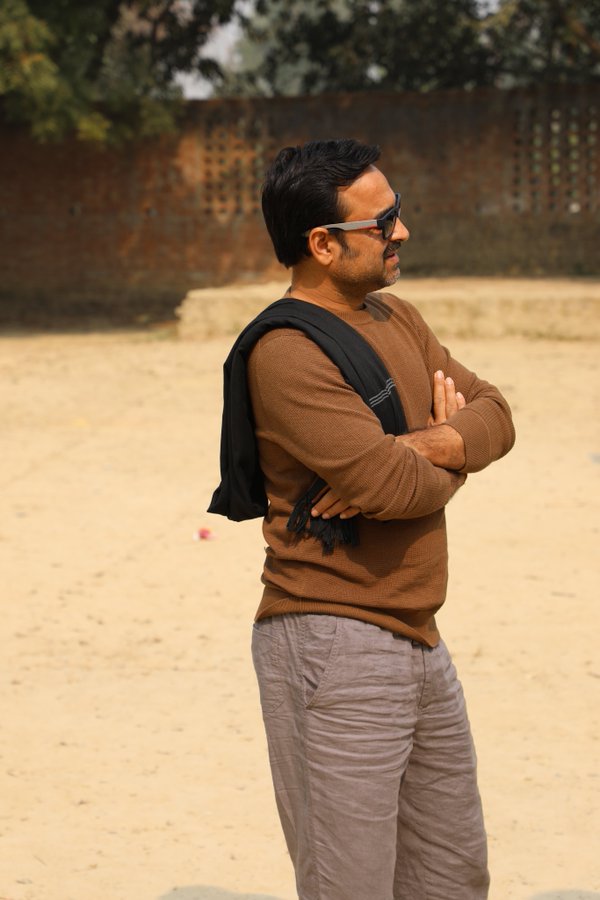 TheSlowMovement's tweet photo. "कभी कभी लगता है कि थोड़े ठीक ठाक स्कूल में पढ़ लिए होते,
फिर लगता है कि जो ताकत और क्षमता आयी है, शायद ठीक ठाक स्कूल में पढ़ने से नहीं आती।" @TripathiiPankaj
Watch Now https://t.co/hfZFXYCww2
#TheSlowInterview @neeleshmisra #SlowQuotes #pankajtripathi https://t.co/7Xx2ueybWF