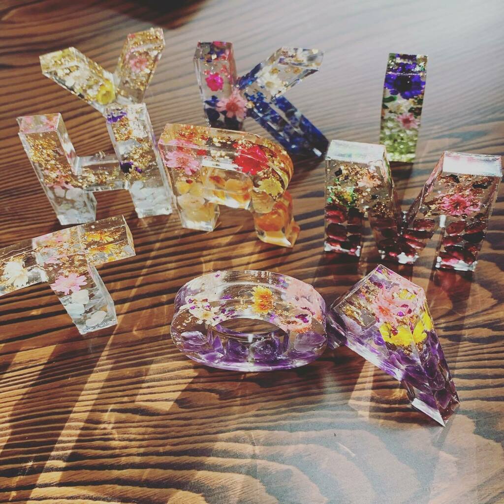 COCOSIA8's tweet photo. アルファベット天然石とフラワーを閉じ込めて💫
このあとストラップをつけて仕上げます😇
#COCOSIA
#handmade
#天然石
#レジン
#オルゴナイト https://t.co/4gSz5qwQoI https://t.co/qWdUCkIeUV