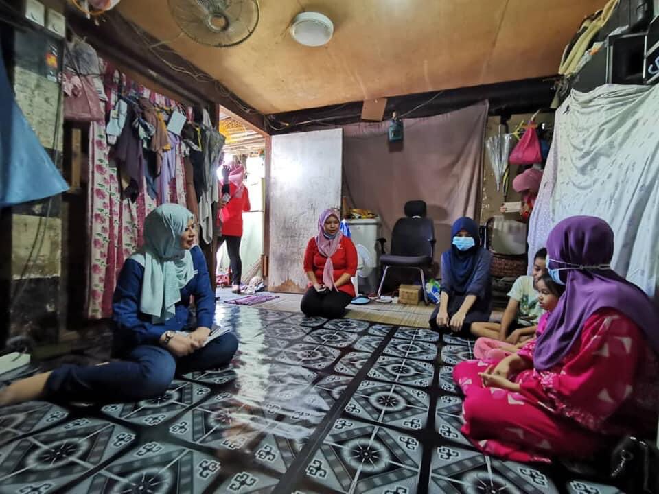 komunitikpwkm's tweet photo. YB Datuk Seri Rina Mohd Harun, Menteri Kementerian Pembangunan Wanita, Keluarga dan Masyarakat menziarahi beberapa rumah di kawasan Kalabakan untuk mendekati sendiri mereka yang memerlukan.

#KPWKMprihatin 
#ToWorkToEngage https://t.co/RatDiaztMI