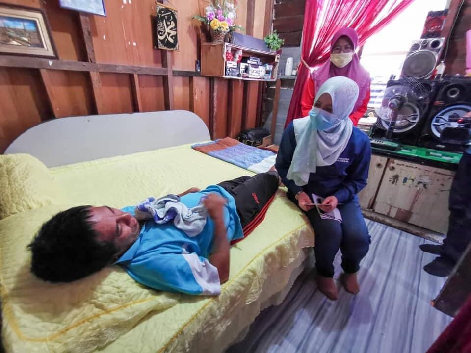 komunitikpwkm's tweet photo. YB Datuk Seri Rina Mohd Harun, Menteri Kementerian Pembangunan Wanita, Keluarga dan Masyarakat menziarahi beberapa rumah di kawasan Kalabakan untuk mendekati sendiri mereka yang memerlukan.

#KPWKMprihatin 
#ToWorkToEngage https://t.co/RatDiaztMI