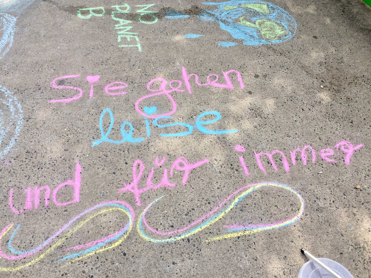 AndreaBreimeier's tweet photo. @Artists4futureK immer freitags, Musikalische Mahnwache der Gruppe Artists For Future Stade. Diesmal mit einer Kreidezeit, künstlerische Verarbeitung der Klimakrise, untermalt von Geige und Flöte. https://t.co/5rZ2WyeMT4