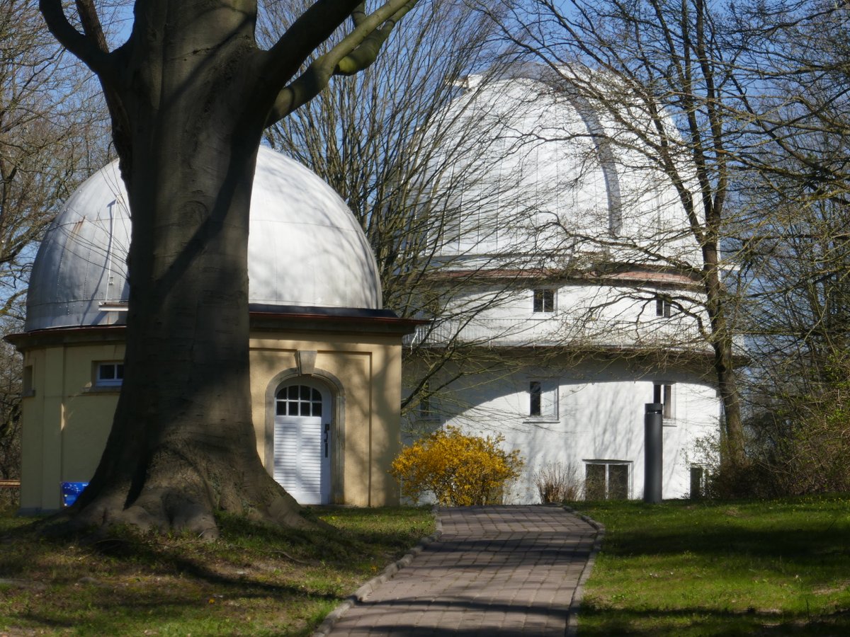 ReinhardHelle's tweet photo. Bekämpfung von #Fernweh mit #Heimatkunde: Die Hamburger #Sternwarte in #Bergedorf. Erbaut 1906 - 1912 und war eines der größten und modernsten #Observatorien Europas. Heute ein Teil der #Universität #Hamburg
https://t.co/9sW3Qlo0VV
@Spurenwechsler #physik #fotografie https://t.co/PAiiSYAGkj