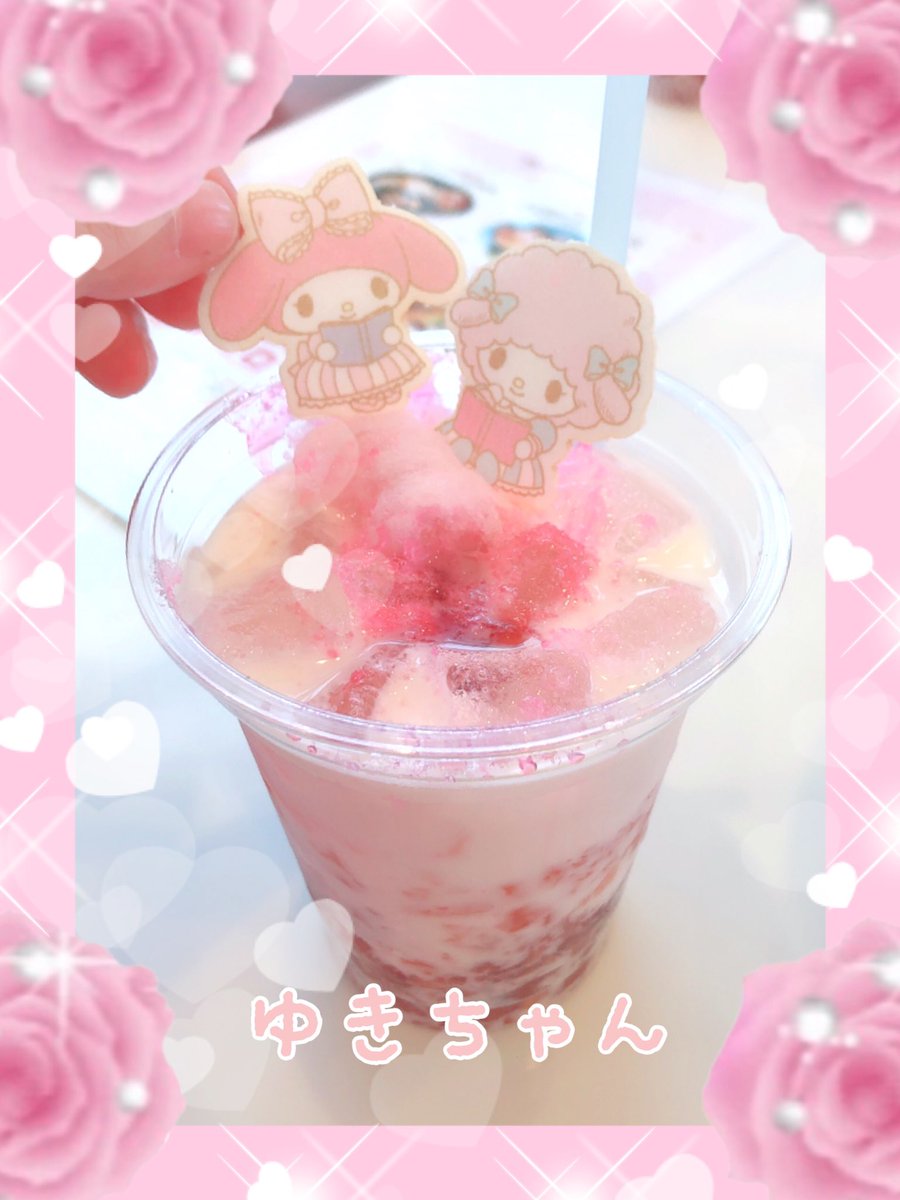 ゆきちゃん マイメロちゃんのワッフルと記念撮影 ドリンクはグッズ撮影してたらわたあめが溶けてしまって一緒に撮れなかった マイメロちゃんとピアノちゃん並べたら可愛い マイメロカフェ