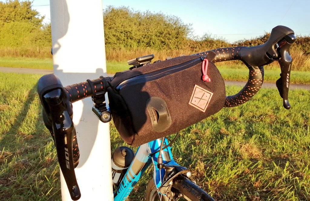 Nieky_vV's tweet image. First ride with my new @RestrapLTD canister bag this morning. Love it! Stable, doesn't bounce around, and easy to open/close one-handed during ride. And looks awesome too! I'm now eyeing up their tool roll. #HandmadeQuality #cyclinglife