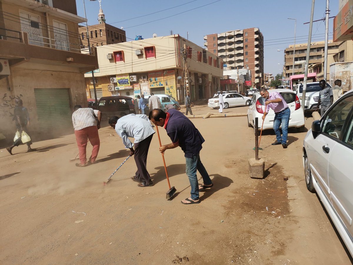 BazIsDeadTOO's tweet photo. #شارعنا
مبادرة عملوها ناس شارع المطابع (السوق العربي)، كل سبت أي زول ينضف قدام محله بمشاركة الجميع تحت اشراف لجنة تقوم بتوفير كل معدات النضافة (طواري و كواريك و أكياس نفايات و درداقات) باشتراك رمزي اسبوعي https://t.co/CH2cK9cjCA