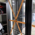 偶然!ガムテープに浮かび上がった三菱マーク