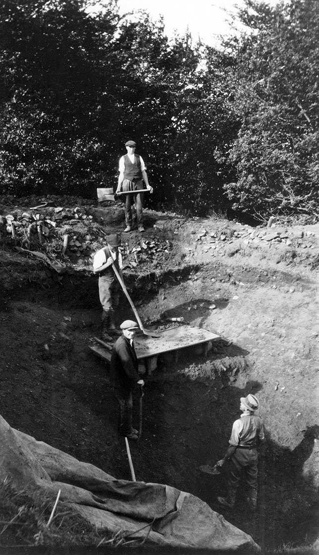 You can find out more about pioneering archaeologist Dorothy Liddell from  @Trowelblazers () here:  https://trowelblazers.com/dorothy-liddell/ and there’s a fascinating photo archive of the 1930-35 Hembury excavations here:  http://www.hemburyfort.co.uk/gallery.html 