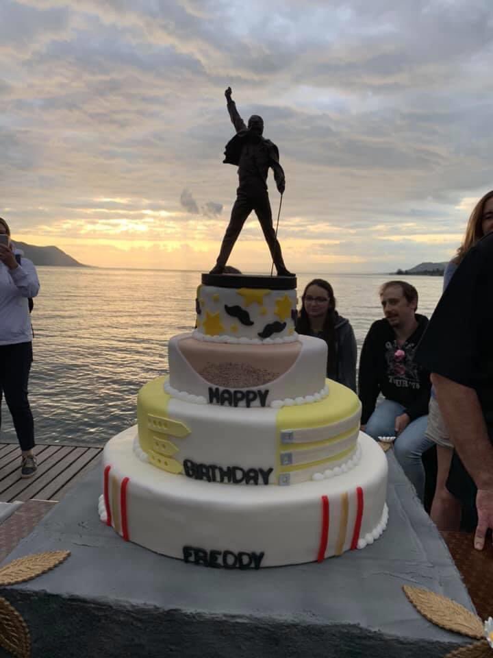 EcoCalling's tweet photo. 🎈🎉🎉🎉🎂🍾🍾🍾 #AlMomento #LiveFrom  #Montreux 👨🏻 Pasan los años y no hubo ni habrá mejor cantante que Freddie Mercury. 💖💖💖Ni la critica, ni los estereotipos, ni siquiera el sida pudo pararlo, siguió sacando álbumes excelentes y lo dejaba todo en el escenario https://t.co/FKIKITJq46