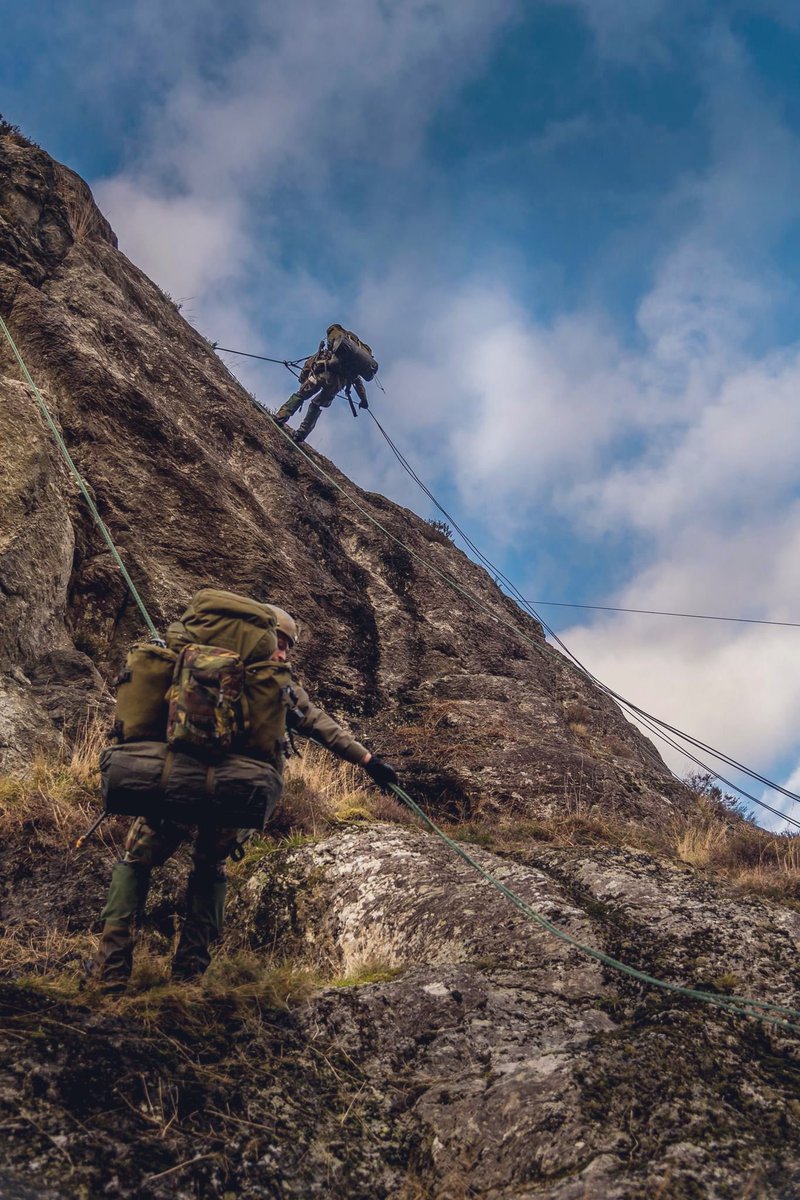korpsmariniers's tweet photo. Met de nodige aanpassingen in het programma gaan de mannen en vrouwen van 2nd MarineCombatGroup
de aankomende maanden naar Noorwegen. Na een quarantaine periode word er aangevangen met deze zware maar essentiële training in dit arctische berglandschap.
#QPO #JMT2020 #2MCG https://t.co/oXNKtYPywO