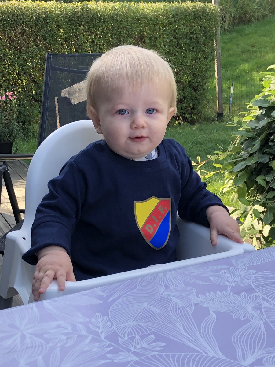 FraLafq's tweet photo. Finklädd på sitt första kalas. Grattis Logan https://t.co/9shhWCeqWz