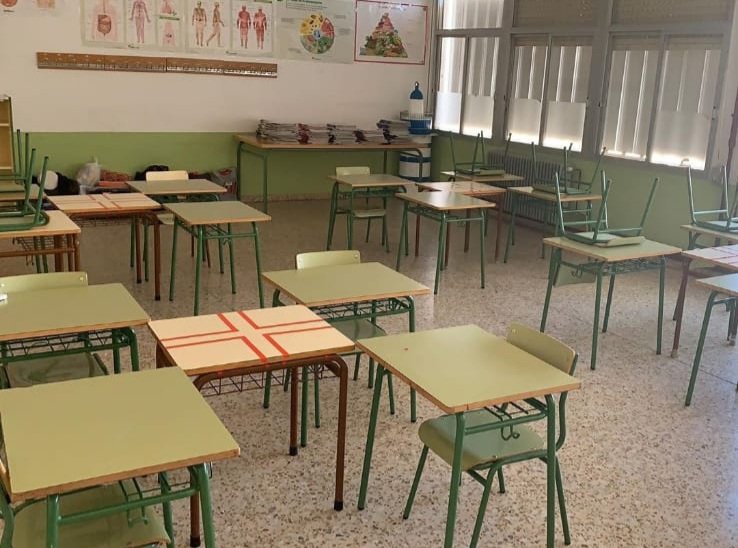 ejruizgarcia's tweet photo. Me preocupa que la forma de colocar los pupitres sea un retroceso en metodologías activas. En mi caso, los chromebooks 1:1 pueden aliviar ese problema y mantener trabajo cooperativo adaptándolo (se hizo en el confinamiento), pero hay otras distribuciones posibles. Tenéis fotos? https://t.co/wTTzGmsWT0