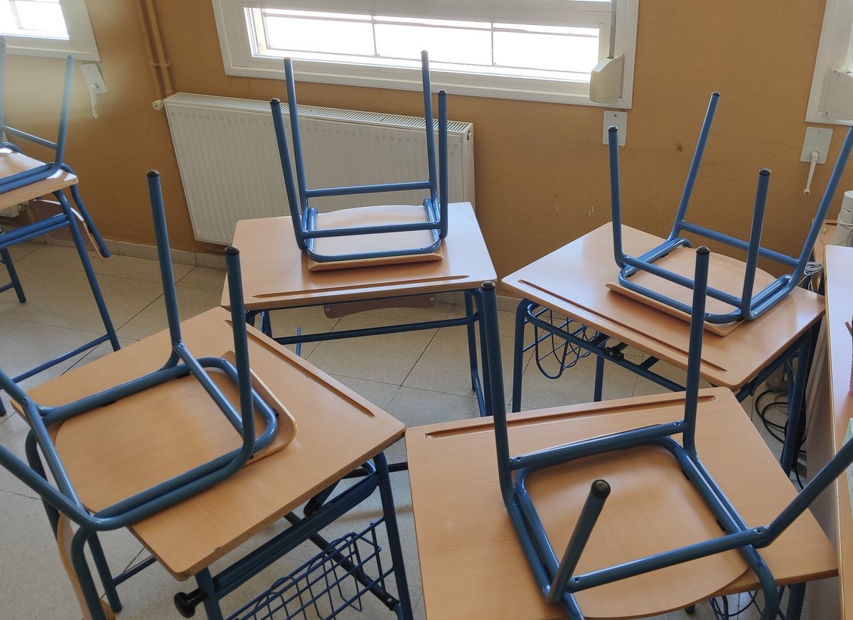 ejruizgarcia's tweet photo. Me preocupa que la forma de colocar los pupitres sea un retroceso en metodologías activas. En mi caso, los chromebooks 1:1 pueden aliviar ese problema y mantener trabajo cooperativo adaptándolo (se hizo en el confinamiento), pero hay otras distribuciones posibles. Tenéis fotos? https://t.co/wTTzGmsWT0