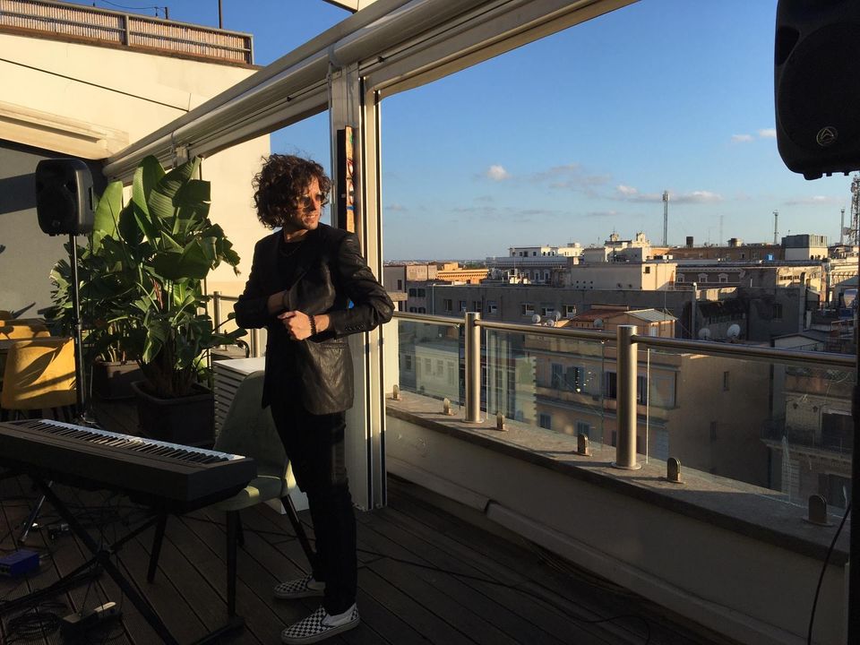 LukeTweet75's tweet photo. Una settimana fa, sul tetto di Roma. Live (+ videoclip) con Yosef. 🎹Coming SOON! Grazie a @LaGriffeRoma , @Pixiepromotion , @Yosefmusicoff e Michele Canova Iorfida. #live #music #onstage #rome #roma #comingsoon #news #landscape #livemusic #summer #working #estate2020 #estate https://t.co/gZSgQmneJ0