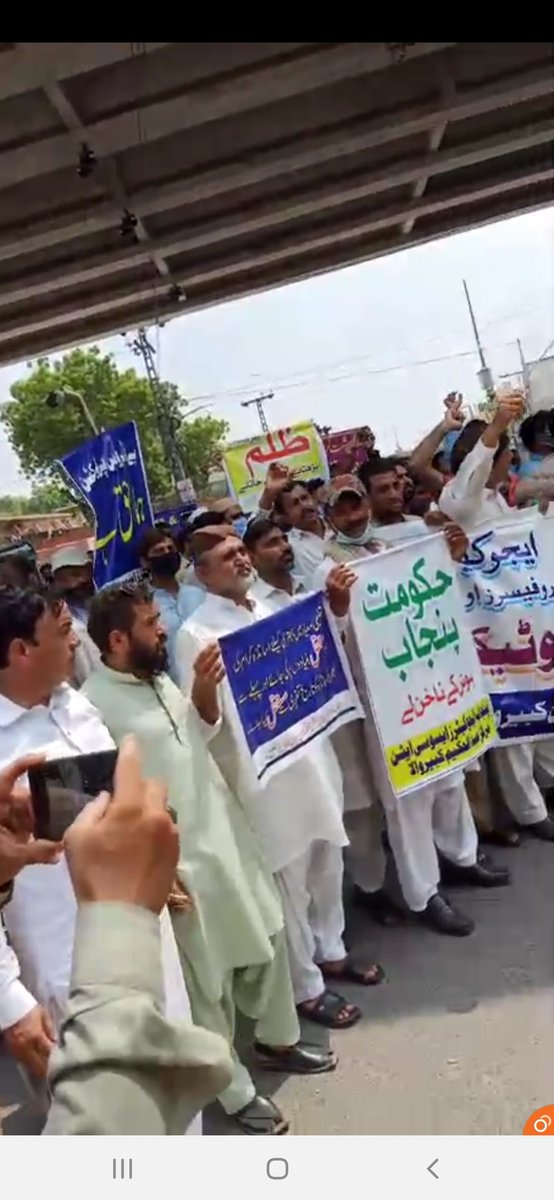 UstadSays's tweet image. پنجاب کے غیور اساتذہ اپنے حق کے کیے آواز اٹھا رہے ہیں بسلسلہ  #PayProtectionCase جس پہ عدالت کے حکم کے باوجود @UsmanAKBuzdar حکومت تاخیری حربے اپنا رہی ہے اور جائز حق نہیں دے رہی۔
9 ستمبر کو @PACT_Punjab2019
نے بھی اھتجاج کی کال دے رکھی ہے

مومنٹم بنتا دیکھائی دے رہا ہے👍