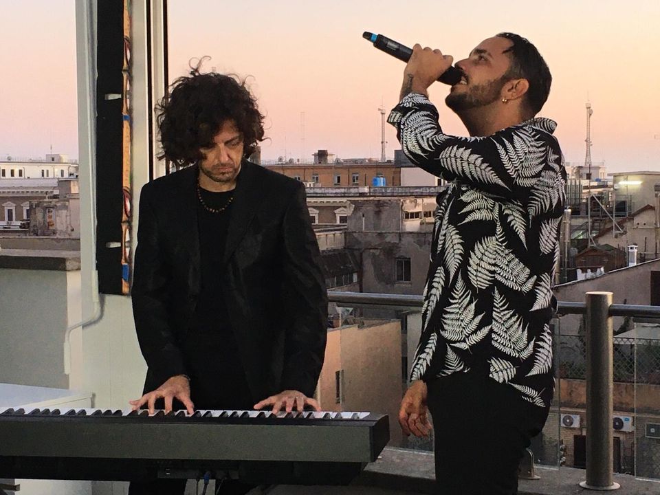 LukeTweet75's tweet photo. Una settimana fa, sul tetto di Roma. Live (+ videoclip) con Yosef. 🎹Coming SOON! Grazie a @LaGriffeRoma , @Pixiepromotion , @Yosefmusicoff e Michele Canova Iorfida. #live #music #onstage #rome #roma #comingsoon #news #landscape #livemusic #summer #working #estate2020 #estate https://t.co/gZSgQmneJ0
