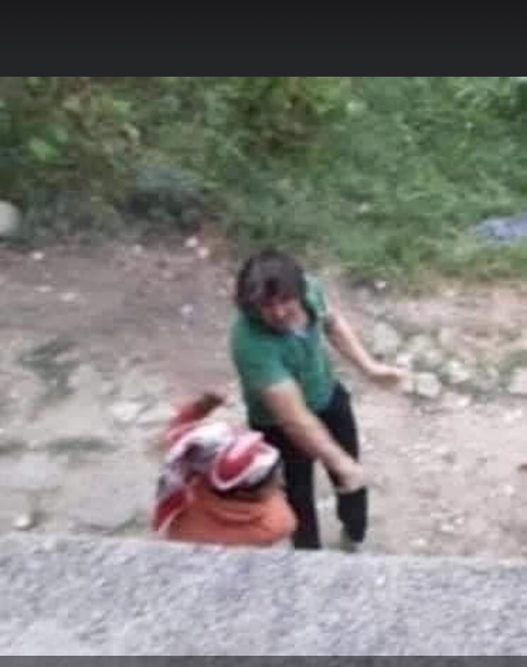 ALÇAKSINIZ

Bir anneye, Bir Kadına, Bir İnsana, Bir Misafire, Bir Emekçiye atılan tokat tüm insanlığa atılmış bir tokattır...

 Sebebi ne olursa olsun bir kadına tokat atılamaz. Sakarya'daki olayı kınıyoruz....

#sakaryadaişçileresaldırı