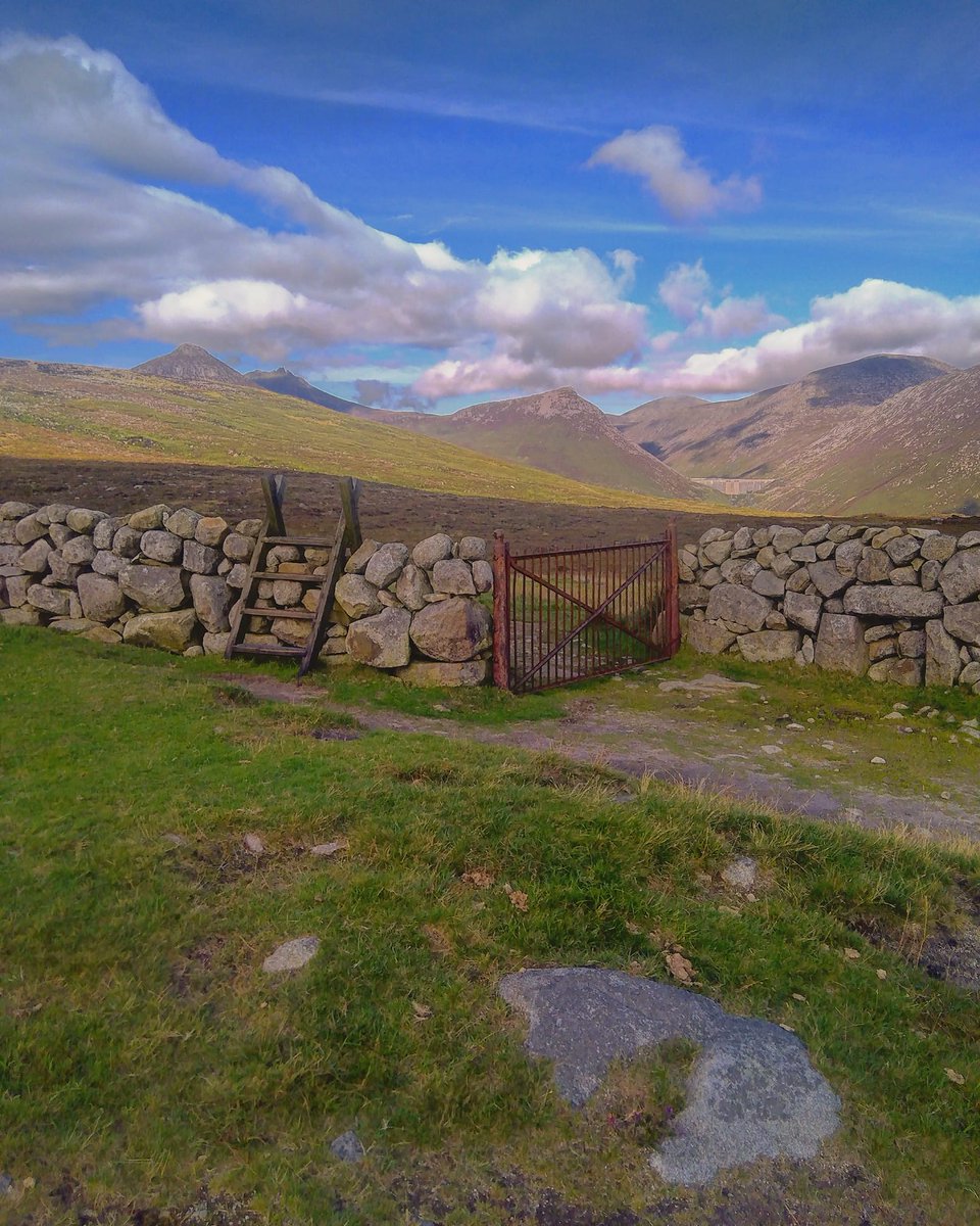 Beautiful Mourne Mountains, Co  #Down, N  #Ireland. Mournes are made up of 12 mountains with 15 peaks & include the famous Mourne wall (keeps sheep & cattle out of reservoir)! Area of Outstanding Natural Beauty. Partly  @NationalTrustNI. ©Daniel Mcevoy (with lovely cat!)  #caturday