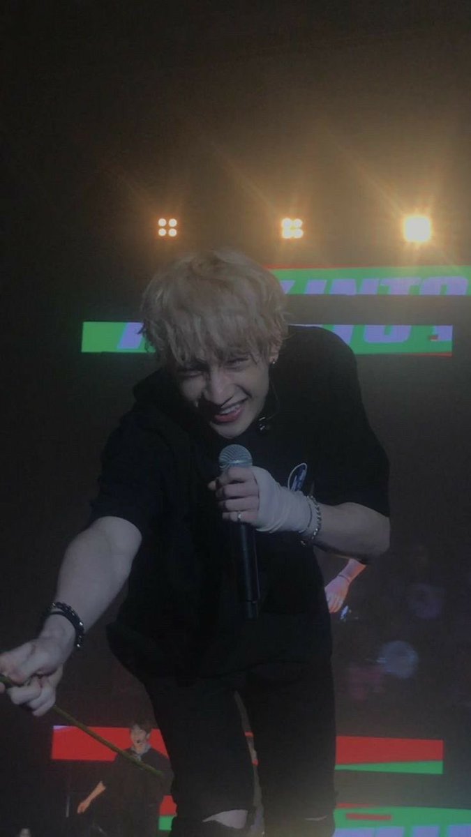 the way chan looks at stay during concerts